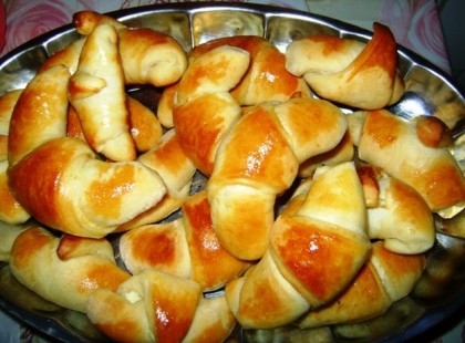 Vajas kifli sajttal töltve – illatos finomság a sütőből!