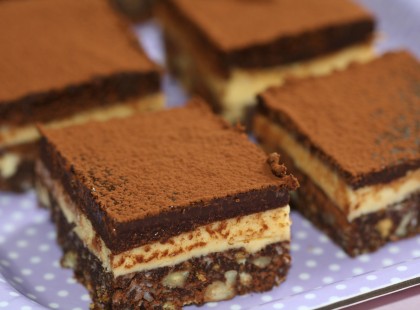 Vaníliakrémes csokoládés szelet amit még sütnöd sem kell!