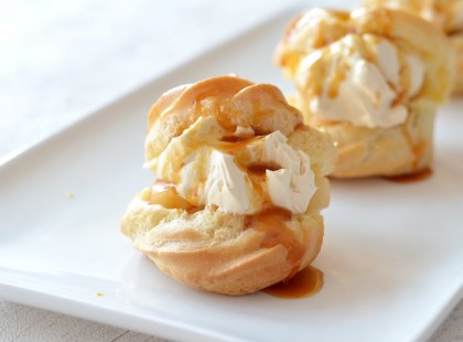 Vaníliakrémes képviselőfánk pirított karamellás kalappal, hát kell ennél több?