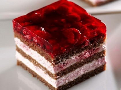 Varázslatos tejszínkrémes, málnazselés finomság! Mintha egy profi készítette volna!