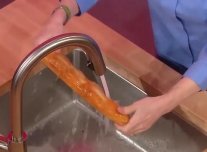 Megszáradt a kenyér és nem tudod mit csinálj vele? Ne dobd ki, van egy jó tippünk a számodra!