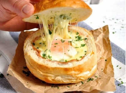 Zsemlében sült tojás sajttal! Bámulatos étel percek alatt!