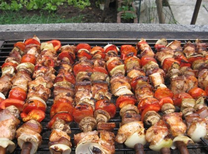 Zsiványpecsenye nyárson, fenséges étel, a kertben sütögetve!