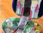 Polly Pocket mond ez még valakinek valamit? Hogy Anyukám, hogy utálta, mert én mindig szétszórtam ő meg lépten - nyomon rálépett mindenhol a lakásban :D Azért nem túl nagy élmény, amikor egyik - másik a talpadba áll, így felnőttként én sem vagyok oda érte. Kicsit extrább talpmasszázs, mint amire számít az ember :D Viszont gyerekként imádtam vele játszani éppen ezért tartottuk meg :D Ti is szerettétek?
