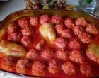 Paradicsomos húsgombóc és paprika tűzálló tálban anyám add el a házat, mert ilyen finomat még soha nem ettem módra :D
