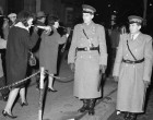 Egy szilveszter éjjel 1965 ben kint az utcán. Akkor még nem volt dajdajozás ám. Meg ordítozás, üvöltözés részegen, meg a nagy szemét utána elsején mindenhol az utcákon. Na persze nem volt petárda dobálás sem még volt rend, fegyelem és közbiztonság is az utcákon és amúgy is jóval fegyelmezettebben éltünk.