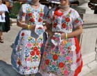 Mert a magyar lányok a legszebbek! Lányaink, asszonyaink, anyáink, nagyanyáink őrzik őseink hagyatékát. A magyar nők a legszebbek a világon és ha ilyen ruhában látjuk őket beledobban a szívünk is, mert így őrizzük a hagyományainkat.
