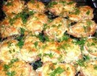 A burgonyát és a húst felszeletelte, megszórta reszelt sajttal, de nem gondolta, hogy ilyen finom lesz!
