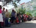 Na ez az igazi magyar valóság. Tegnap a tavaszi napsütésben a stadionokkal teli országunkban sok száz ember állt sorba egy kevés ételért Óbudán. Hát igen tudjuk nincs munkanélküliség vagyis egyre kevesebb és szegények emberek sincsenek. Ez utóbbi igaz is, mert a szegény már a nincstelen kategóriában van. Ha te is úgy érzed, hogy ez igazságtalan kérünk egy megosztást!
