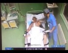 Ezt az orvost keresztre kellene feszíteni! A biztonsági kamera rögzítette a felvételt, amin elképesztő dolgot művel a beteggel!