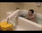 Egy aranyos videó, ami láttán még a szemed is kifolyik a röhögéstől!! :)