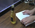 Nem volt senkinél sörnyitó, ám a srác csak egy papírlapot kért. Amit utána művelt, az egyszerűen hihetetlen!! :O