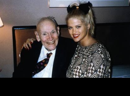 Az öregúr méregdrága gyűrűt vesz fiatalabb barátnőjének, ám néhány nap múlva jön csak az igazi meglepetés!