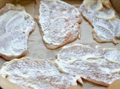 Szeletekre vágja a csirkemellet, bekeni, majd megpakolja ezzel a pár dologgal. Az egész család odáig lesz érte!