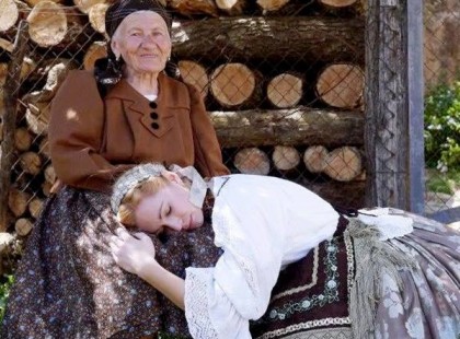 Csodálatos évek jöttek, nem feledem soha tán, milyen boldog volt családunk nagyapókád oldalán.