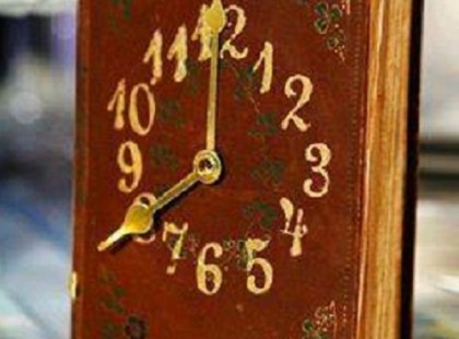 Aztán szépen és észrevétlenül végképpen elmaradnak mellőlünk, mint halk szavú régi barátok, vagy mint az élet, aki velünk indult s valahol egyszer lemaradt