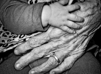 A legáldottabb kéz a földön, A te két kezed, jó Anyám!