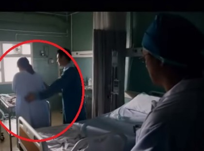 Édesanya búcsúzni szeretne halott kislányától… de amikor magához szorítja… erre nincsenek szavak!