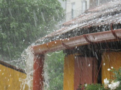 Figyelem!Nagyméretű jég, felhőszakadás, 100 km/órás veszélyes szélrohamok, heves zivatar jön! 15 megyére figyelmeztetést adtak ki!