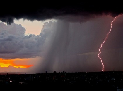 Elképesztő! Ítélet idő jön!Jégeső, villámárvizek, kárt okozó szél, zivatar jön ma!Riasztást adott ki az OMSZ! Erre készüljetek! Mutatjuk melyik megyében mi várható!