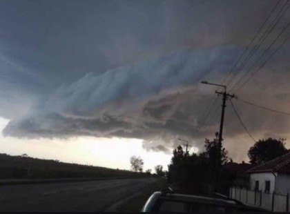 Ilyet még nem láttál! Gyöngyösön az egyik körforgalom nem sokkal ezelőtt az ítéletidő közben!