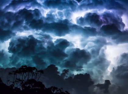 10 MEGYÉBEN FIGYELMEZTETÉST LÉPTETTEK ÉLETBE! 2CM-es JÉG ÉS 75 KM/ÓRÁS SZÉL JÖN!