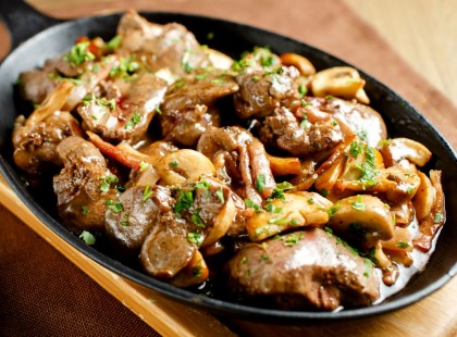 500 g csirkemáj, 350 g gomba, 400 g bacon, nem is gondolnád mi lesz belőle!