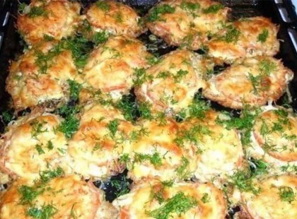 A burgonyát és a húst felszeletelte, megszórta reszelt sajttal, de nem gondolta, hogy ilyen finom lesz!