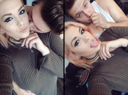 Az édesanya újrafotózta lánya furcsa pózait… (a kinyújtott nyelvet, és a nyak puszit is beleértve)!