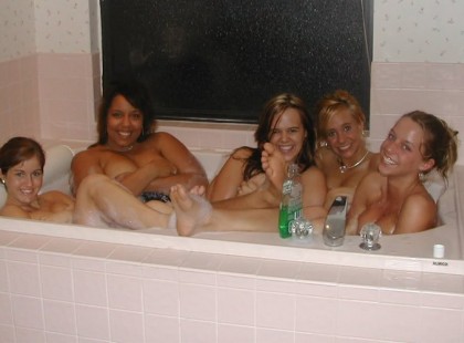 Első pillantásra 5 nő fürdik a fürdőkádban… de nézd meg közelebbről mert valami baljós dolog történt!