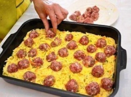 Húsgolyókat készített, majd reszelt zöldségeket tett a tepsibe, káprázatos mi lett belőle!