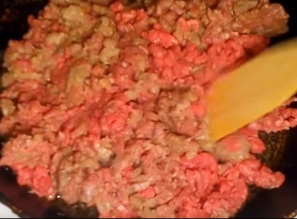 Megfőzött 1 kg burgonyát, majd tortaformába rakta, hogy mi lett belőle, az még őt is meglepte!