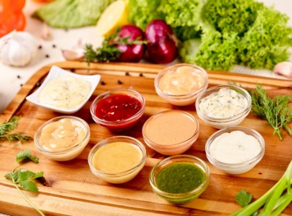 Mivel gazdagítsuk a salátát? Hát a 4 legfinomabb salátaöntet egyikével!