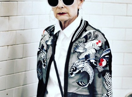 Sem hosszú szoknyát sem fejkendőt nem visel… a 63 éves divatmániás öltözködésével szétbombázza az internetet