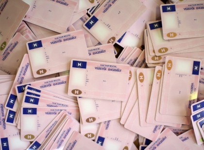 Vége a ta­lál­ga­tá­sok­nak: ki­de­rült, mi lesz a nyug­dí­ja­sok jo­go­sít­vá­nyá­val