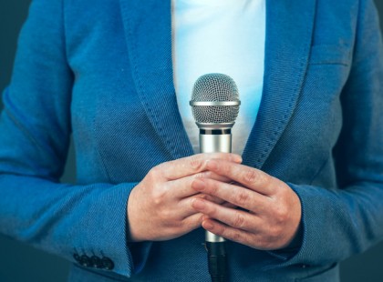 Botrány: Kiskorú fiúval bukott le a népszerű házas műsorvezetőnő, és ez még nem minden