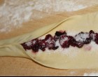 Meggyet szórt a tésztára, majd feltekerte, hihetetlen milyen fenséges torta lett belőle!