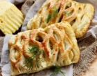 Nyújtsd ki a leveles tésztát, halmozz rá csirkehúst és sajtot, káprázatos finomság lesz belőle!