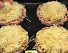 Vett 700 g darált húst, 100 g reszelt sajtot, elképesztő milyen káprázatos ételt készített belőle!