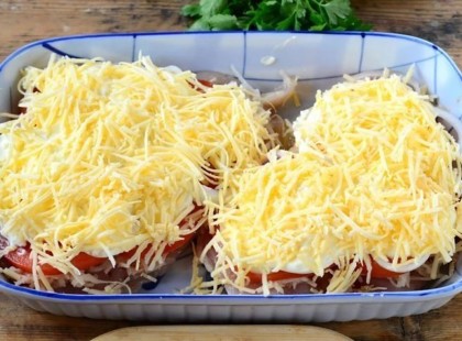 1 csirkemell, 100 g reszelt sajt, 1 paradicsom, ebből lesz a világ legfinomabb étele!