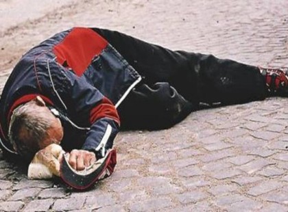 Nem részeg, leesett a cukra! – ne ítélj elhamarkodottan, a tünetek megtévesztőek!A betegség nem játék! Osztani ér!