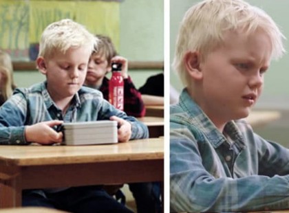 A gyerekek látják éhező osztálytársukat – ellopják uzsonnás dobozát mikor kimegy a teremből