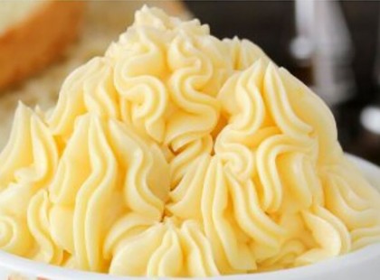 200 ml tej, 300 g cukor, 2 tojássárgája, így készül a világ legfinomabb valínliakréme!