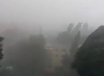 Vigyázat! Nagyobb intenzitású zivatarzóna közelít! 8 megyére adtak ki figyelmeztetést Közel 100 km/órás szélrohamokkal!