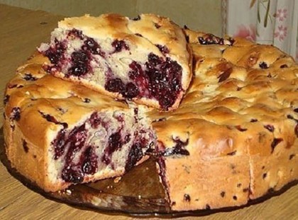 400 g liszt, 200 g vaj, friss gyümölcs és már készül is a puha kevert süti!