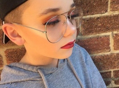 A 10 éves fiú jó géneket örökölt, mégis elkezdte sminkelni magát… amikor megláttuk az arcát megdöbbentünk!