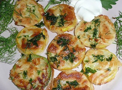 A cukkinikarikákat fokhagymás tésztába mártotta, majd kisütötte, a család nem győzött betelni vele!