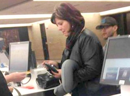 A repülőtéren készült fénykép erről a nőről gyorsan elterjedt az interneten… hamarosan meg fogod érteni, hogy miért…