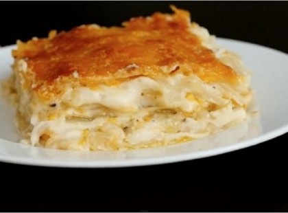 A tésztát tepsibe rakta, megfőzte a burgonyát és elkészítette a világ legfinomabb ételét!