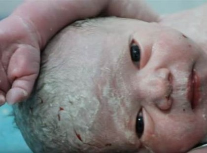 Az orvosnő idegességében megkérdezi a halott kisbaba nevét… a választól könnyes lett a szemünk!